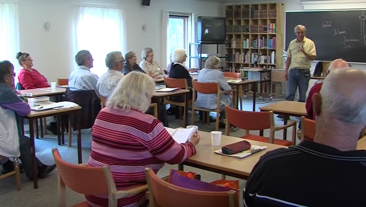 В Скандинавии пожилых людей хотят обязать ходить в школу