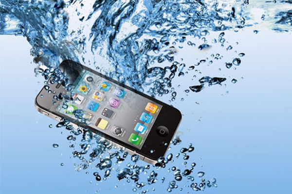 Что делать если телефон упал в воду?