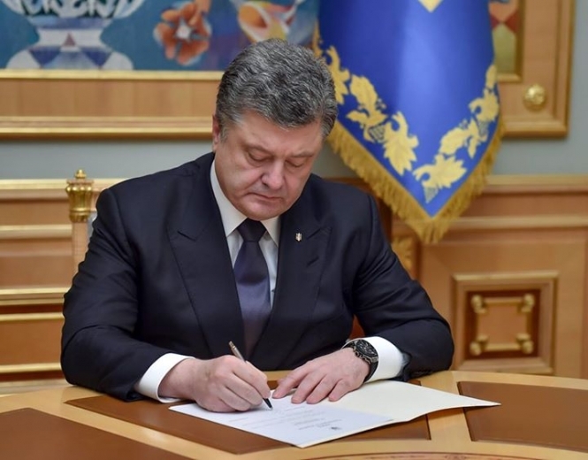Порошенко подписал закон об отмене налогообложения пенсий