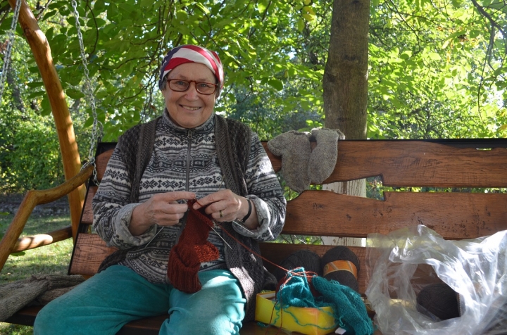 78-річна селянка з Золочівського району в’яже шкарпетки бійцям АТО