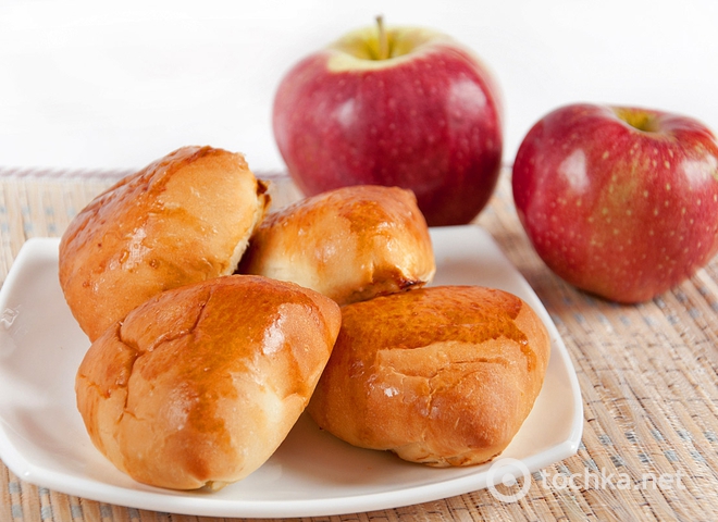 Пиріжки з яблуками: рецепт дріжджової випічки