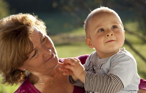 Чому дитині потрібна бабуся: 5 вагомих причин