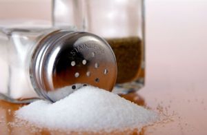 Зменшення кількості солі у продуктах захистить від інсульту та інфаркту - вчені