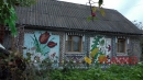Українець "вишив" будинок пластиковими кришечками, відходами плитки та камінцями
