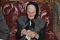 У 102 роки без окулярів плете шкарпетки на всю родину закарпатка Василина Сятиня
