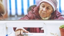 В Україні дружина може отримувати пенсію померлого чоловіка. Як оформити виплату?
