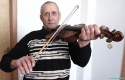 Пенсіонер навчається грі на скрипці, якій більше 100 років