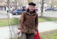 40 лет николаевец Вадим Сердцев сажает деревья. А коммунальщики не хотят их даже полить в засуху (ВИДЕО)