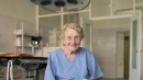 89-річна жінка – найстарша хірург у лікарні, але досі має 4 операції на день