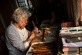 80-летняя бабушка вырезает скульптуры из дерева 