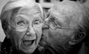 Вчені пояснили, чому жінки старіють повільніше і живуть довше за чоловіків