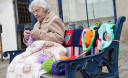 104 роки - саме час для бабусі зайнятися вуличним мистецтвом