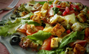 Хрумкотливий настрій: 11 рецептів салатів із сухариками