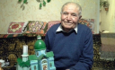 Пляшки, коробки, храми. Як 91-річний дідусь роздає віру у перемогу