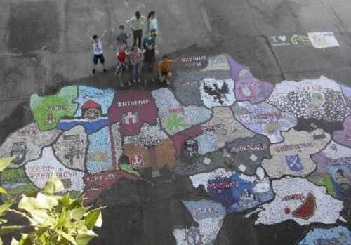 Україна в мозаїці: кияни виклали гігантську карту з битої кераміки