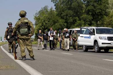 Sie kommen nicht durch: OSZE-Spezialisten auf dem Weg zur Absturzstelle von MH17 werden von bewaffneten Separatisten 