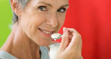 Naturjoghurt: Wenn er nicht wärmebehandelt ist, enthält er Milchsäurebakterien