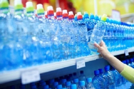 Що потрібно знати, коли ви купуєте воду в пластиковій пляшці.