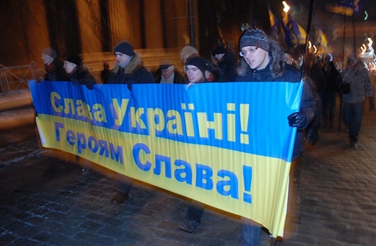“Слава Україні!” - шана героям чи “фашистське гасло”?
