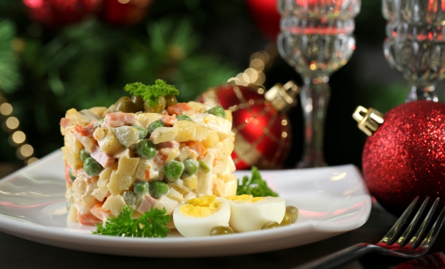 Новорічна антикласика: 12 нетрадиційних рецептів салату «Олів’є»