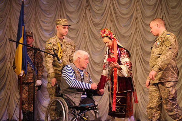 68-летний волонтер, собравший для армии больше миллиона гривен, стал "Народным героем Украины"