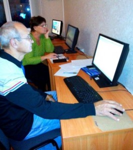 Спілкуватися у соцмережах, відправляти листи та шукати корисну інформацію в Інтернеті навчили літніх людей Дніпропетровщини