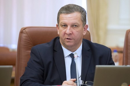 Щоб врятувати соцвиплати, в Україні збираються підвищити мінімальну зарплатню Щоб врятувати соцвиплати, в Україні збираються підвищити мінімальну зарплатню