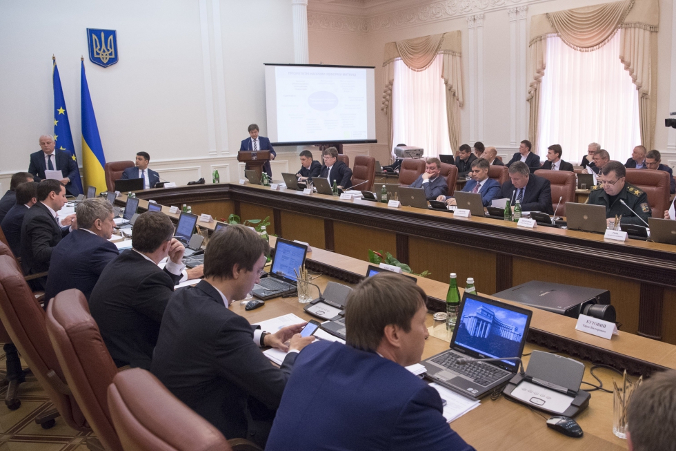 Кабмін сьогодні вирішить питання пенсій та соцвиплат переселенцям Кабмін сьогодні вирішить питання пенсій та соцвиплат переселенцям