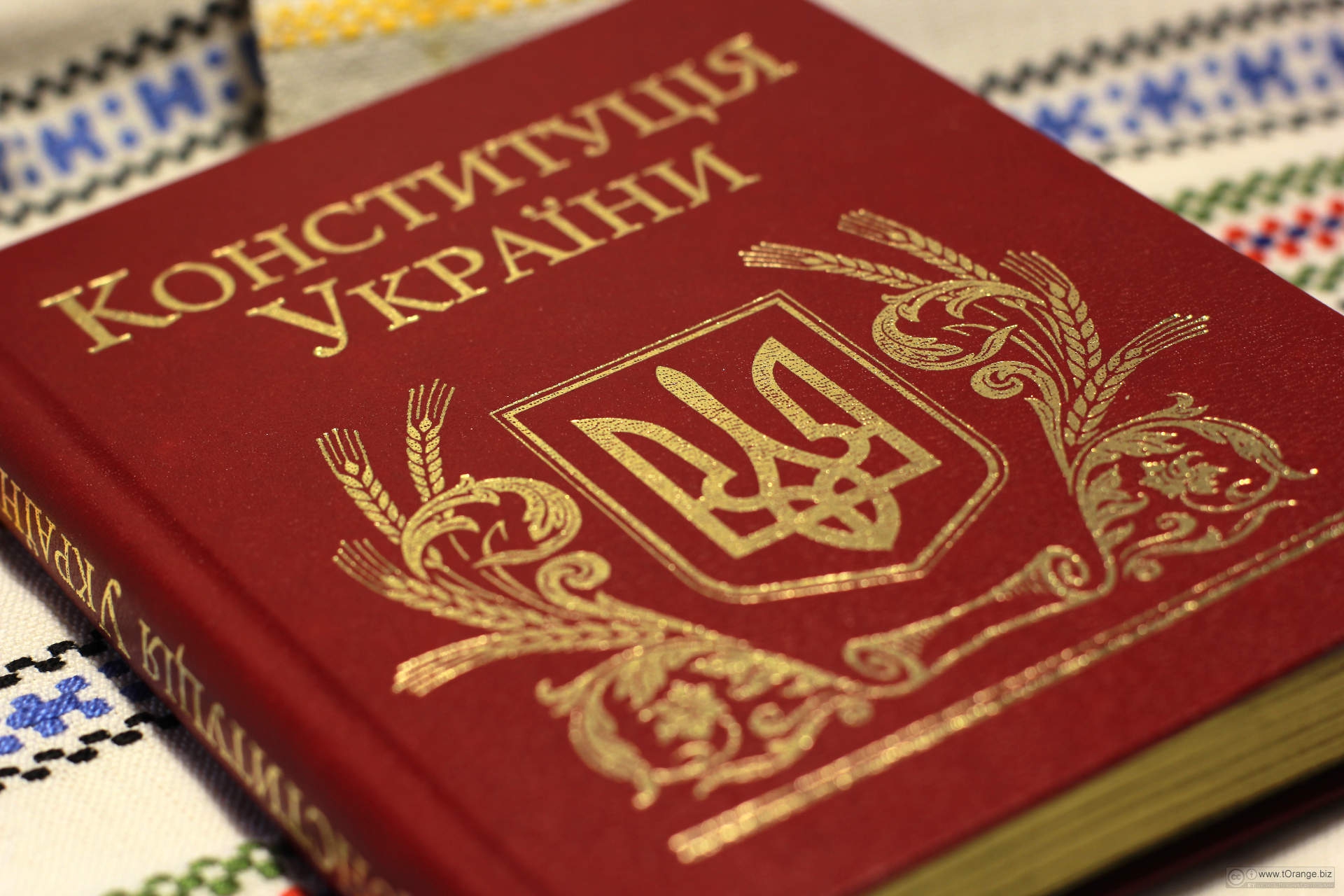 Святкуємо День Конституції України та дізнаємося цікаві факти Святкуємо День Конституції України та дізнаємося цікаві факти