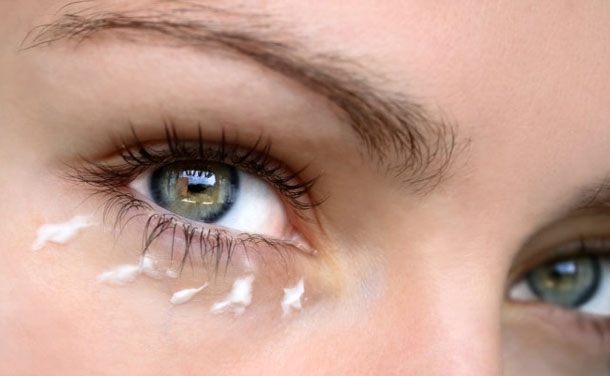 Як врятувати шкіру навколо очей за допомогою петрушки