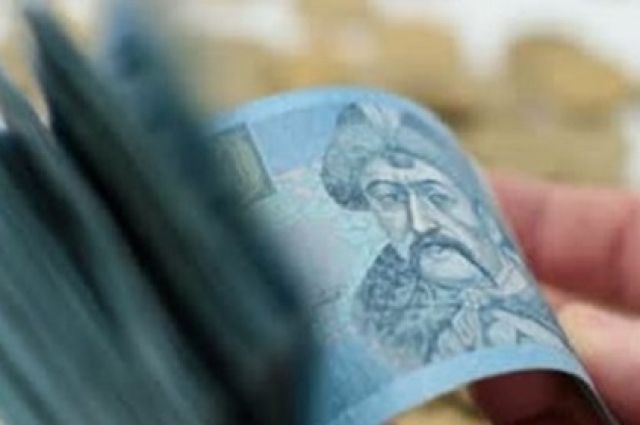 Украинцы платят государству больше, чем зарабатывают, - экономист Украинцы платят государству больше, чем зарабатывают, - экономист