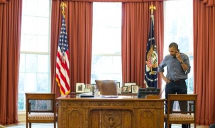 Президент США Барак Обама розмовляє по телефону з російським президентом Володимиром Путіном