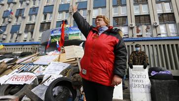 Проросійський протестант на барикаді перед захопленим управлінням Служби безпеки в Луганську
