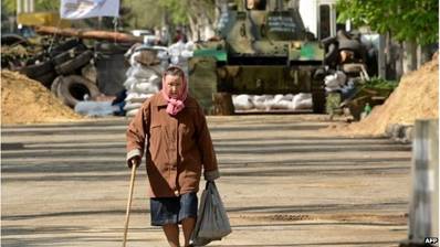 Жителі в центрі кризи в місті Слов'янськ намагаються  жити нормальним життям Жителі в центрі кризи в місті Слов'янськ намагаються  жити нормальним життям