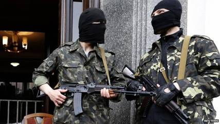 Проросійські ополченці в Луганську. Активісти захопили десятки урядових будівель на сході