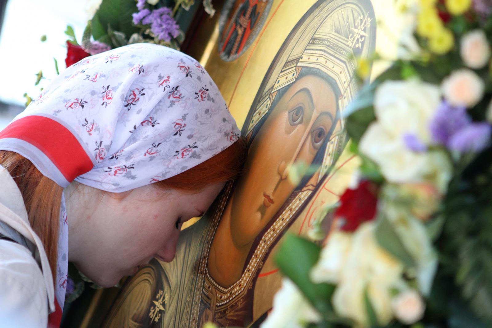 Нужно ли прикладываться ко всем иконам в храме?