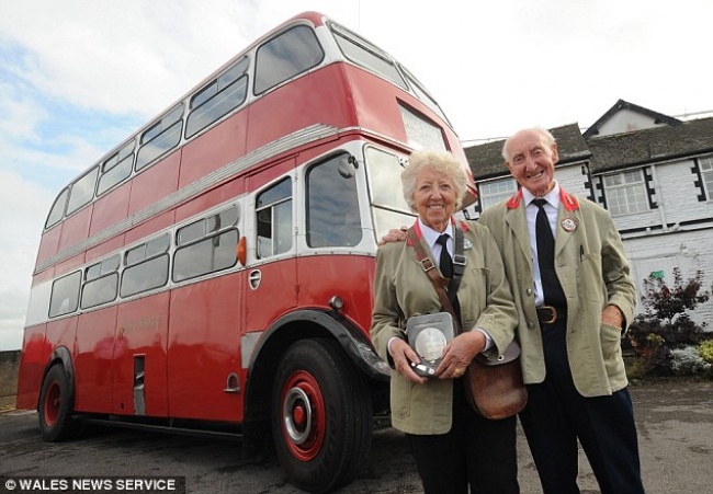 На 60-летнюю годовщину мужчина подарил жене автобус, с которого началась их история