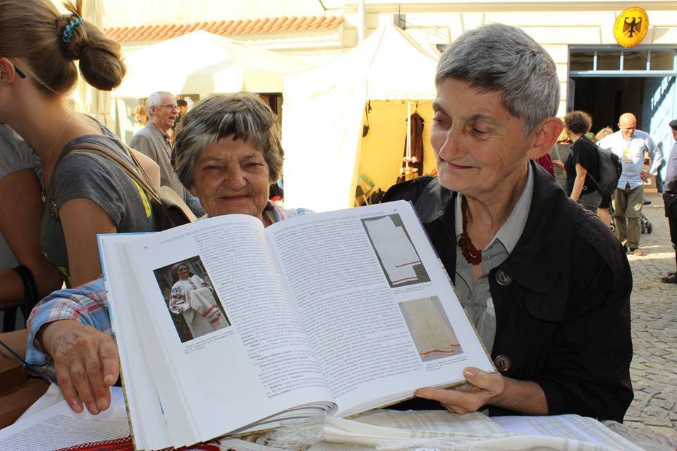 На фото в українській книзі полячки впізнали… матір