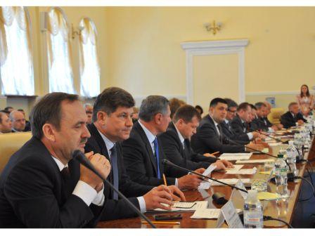 У період служби в органах місцевого самоврядування, пенсії, призначені відповідно до законодавства, не виплачуються