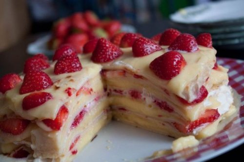 Блинный торт с клубникой Блинный торт с клубникой