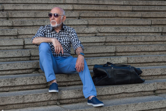 Счастье на пенсии: 83-летний украинец дает концерты и катается на роликах (фото)