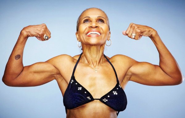 Самой мускулистой женщине в мире исполнилось 80 лет