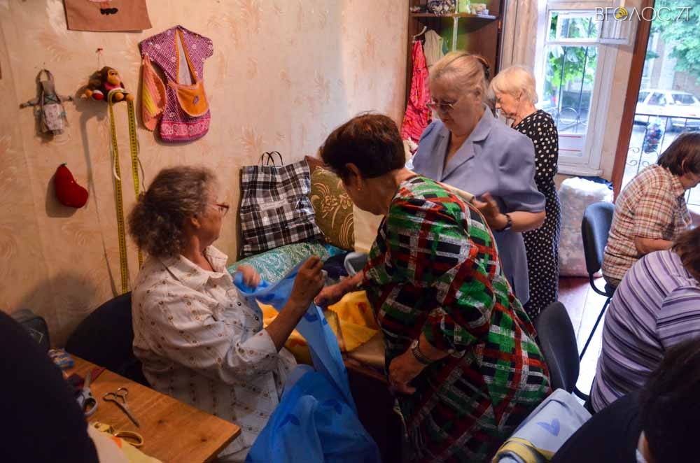 Житомирські бабусі на свою пенсію купили воду для воїнів АТО