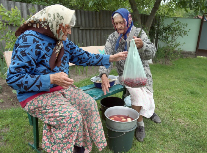 Украинские пенсионеры: придется ли повышать пенсионный возраст и кто и насколько станет богаче?