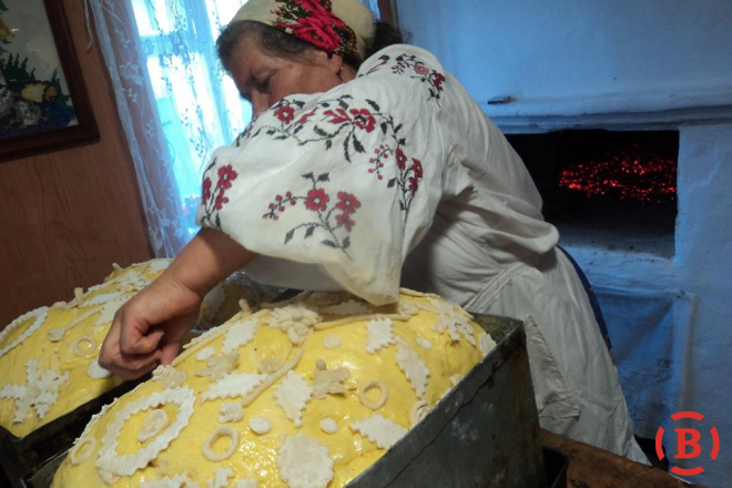 Неподалік Полтави живе жінка, яка пече велетенські короваї (ВІДЕО)