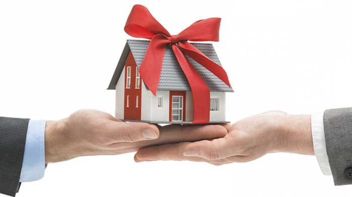Как правильно подарить дом: особенности договора дарения недвижимости