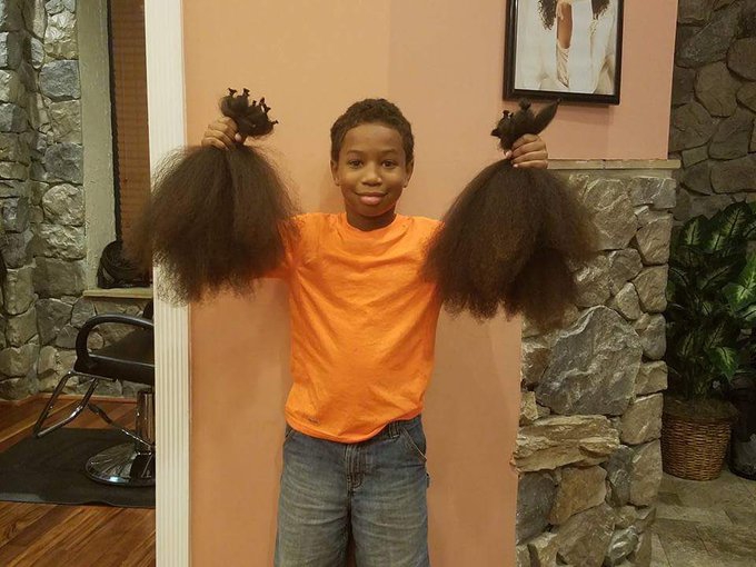 Хлопчик 2 роки відпускав волосся, щоб зробити перуки для онкохворих дітей
