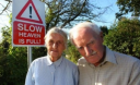 Подружжя літніх людей встановило дивний дорожній знак