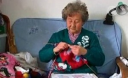 Шанхайская бабушка вяжет свитера сиротам