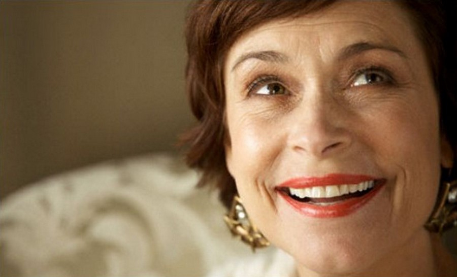 Лицо женщины в возрасте. Женщина с морщинами. Улыбка 50. Улыбка 50. Зрелость женщины.